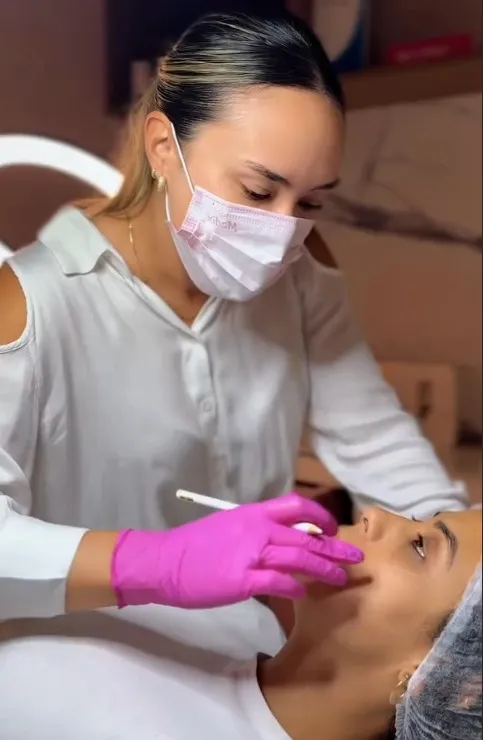 Dra. Jacqueline Miyuki realizando um atendimento no consultório