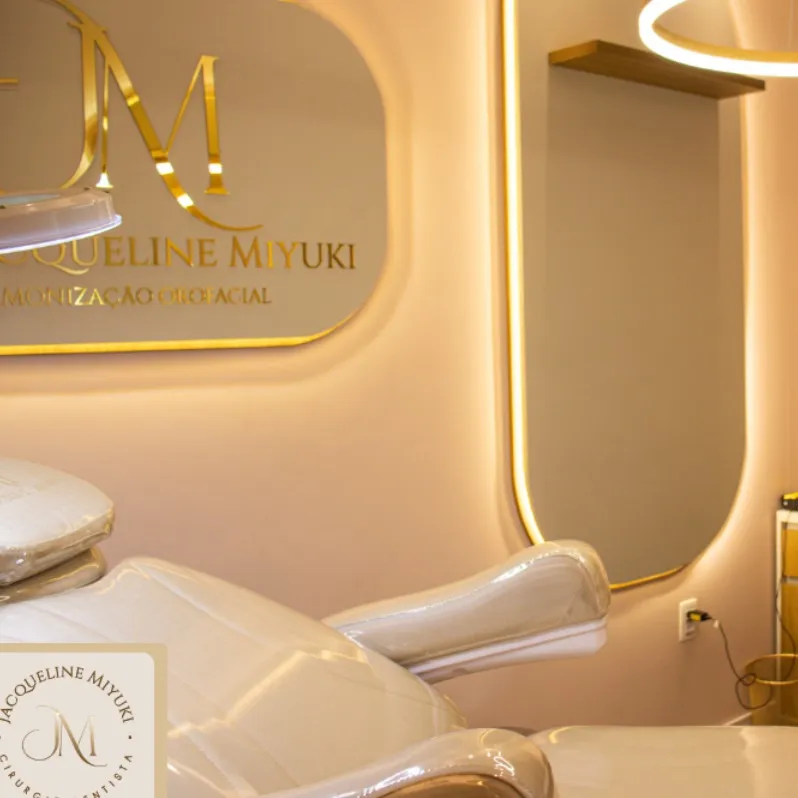 Sala de atendimento com iluminação suave e logo da clínica na parede